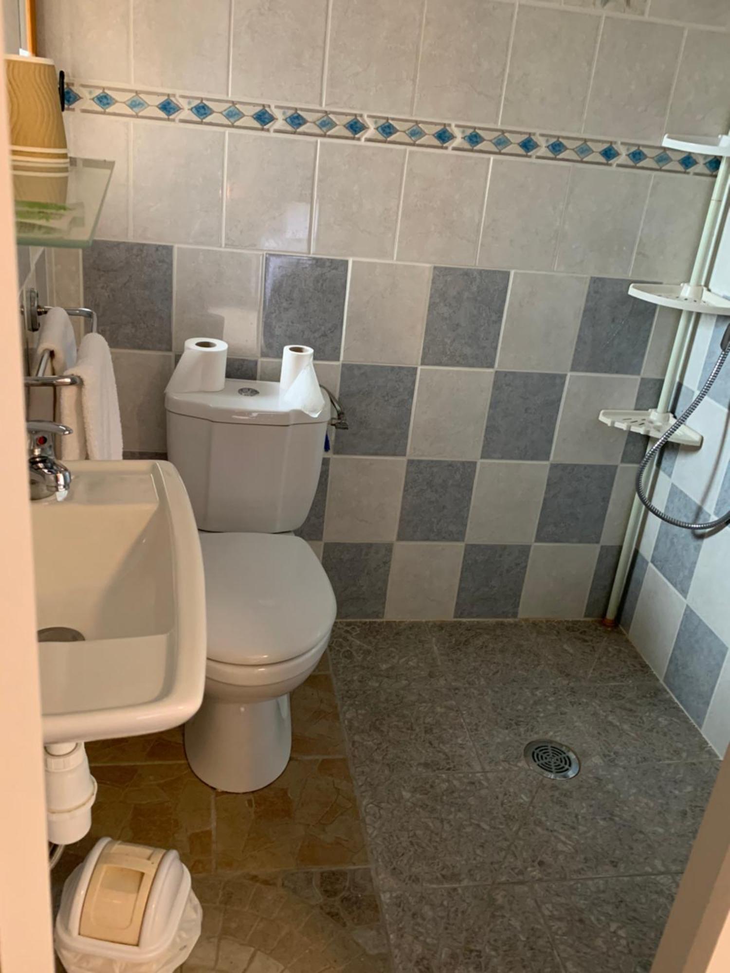 Lanuéjols Cafe De La Place Gite & Chambres D'Hotes "Lou Pastre" מראה חיצוני תמונה