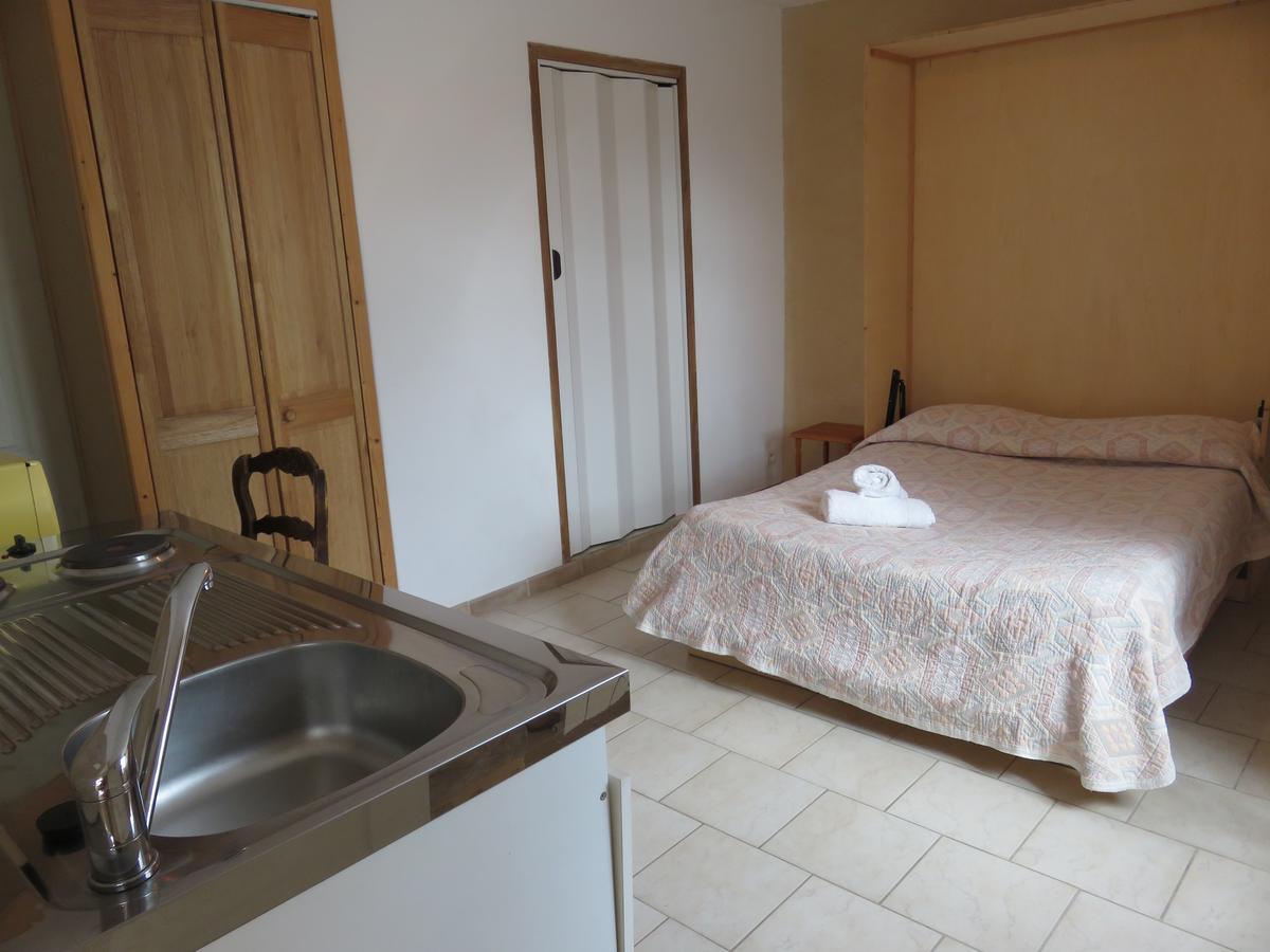 Lanuéjols Cafe De La Place Gite & Chambres D'Hotes "Lou Pastre" מראה חיצוני תמונה